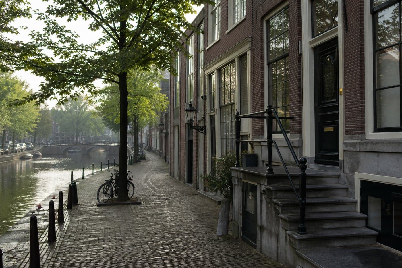 Amsterdamse gracht met bakstenen gevels in ochtendlicht
